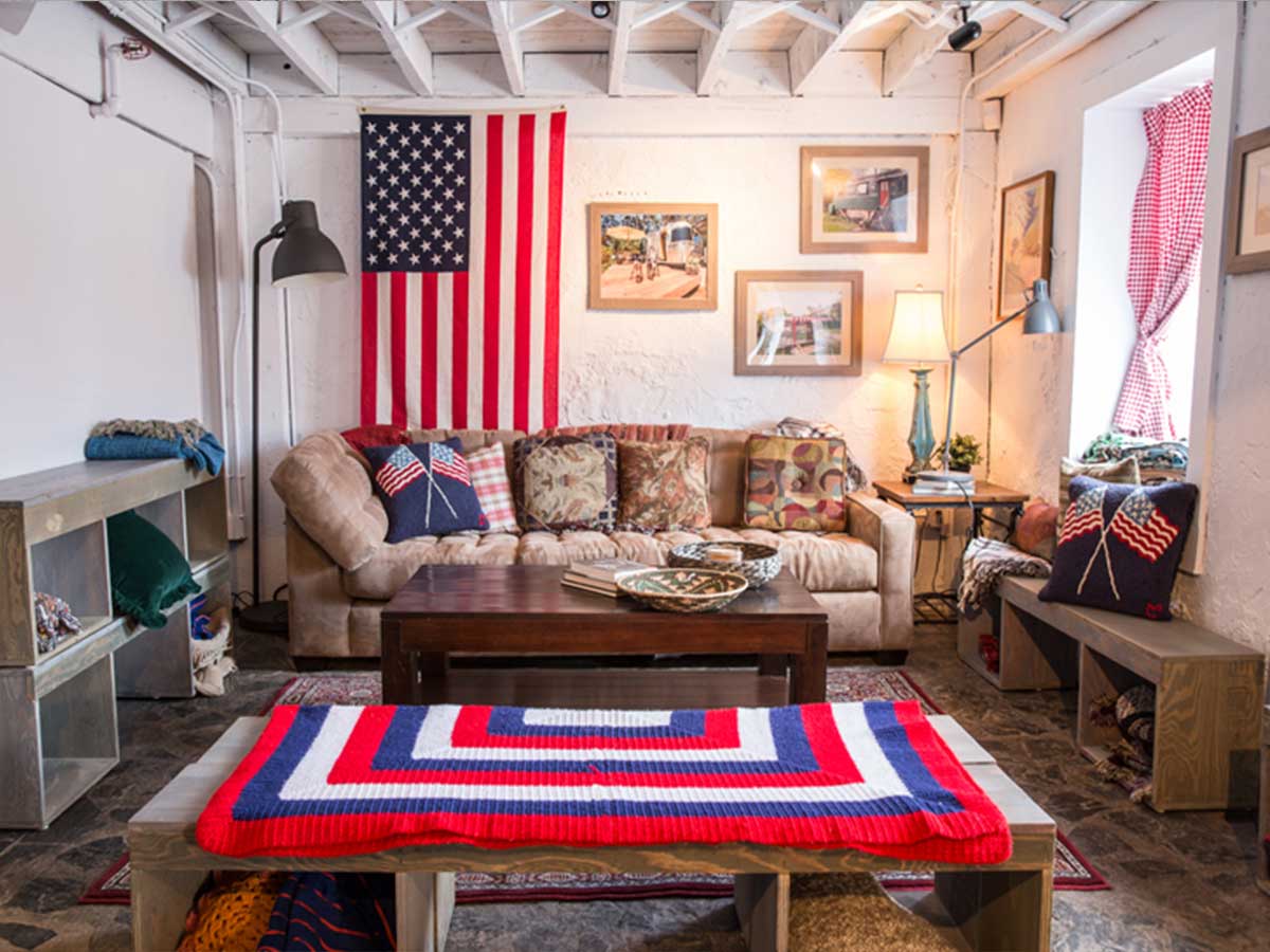airbnb haus interior america themed room